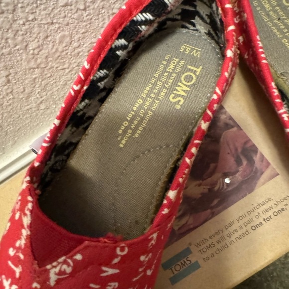 TOMS Red Calculus Canvas Slip-Ons with White Mathematical Pattern Sz 5.5 - Picture 2 of 6